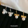 Ganchos para Orejas de Zirconia con Lazo y Perla Electrochapados en Oro Real, Pendientes Simples y Elegantes, Versátiles con un Toque de Lujo Ligero y Acabado de Alta Gama