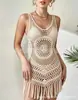 Vestido de crochê artesanal estilo boho com franjas, perfeito como saída de praia ou sobreposição de maiô, apresentando um design de rede vazada