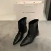 Outono e Inverno 2025 Novo Estilo Bico Fino Salto Escondido Slip-On Moda Botas Curtas para Mulheres Botas Chelsea Retrô Botas Únicas Botas Martin