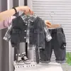 Conjunto de Roupa de Primavera para Meninos 2026 Novo Estiloso Roupas Infantis Moda Primavera e Outono Colete Jeans Conjunto de Três Peças Tendência Atacado