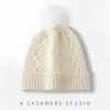 Gorros de punto con pompón al por mayor 2022 nuevo estilo japonés simples versátiles para estudiantes gorros de lana cálidos gorros tipo pullover con forro polar para mujer