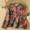 Foto real da nova blusa estampada floral versátil, estilosa, de caimento solto, modeladora e que rejuvenesce, para mulheres, da coleção outono 2026 vintage