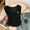 Blusa Curta de Tricô Manga Curta Slim com Gola Vermelha e Cordão Lateral para Mulheres no Verão