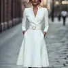 Vestido retro com gola alta e decote em V, acinturado, com barra ampla, bolsos invisíveis, saia elegante de comprimento médio