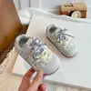 Zapatos para Niñas 2026 Otoño Nueva Moda Popular Zapatos Blancos Pequeños Forrest para Niños, Tenis Suaves Antideslizantes para Niñas