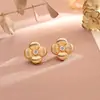 Brincos de tarraxa pequenos com flor escovada em metal sensação de alta qualidade estilo cool acessórios de temperamento da moda brincos versáteis pequenos e delicados requintados