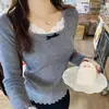 Camiseta de punto gris con encaje y cuello cuadrado para mujer, diseño nuevo Otoño e Invierno 2025, suéter con corte ajustado