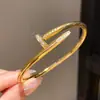 Pulsera de Acero Inoxidable con Hebilla de Cruz para Uña de Circonita Diseño de Nicho Pulsera Sencilla Lujo Accesible Pulsera de Gama Alta para Mujeres