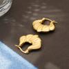 Pendientes personalizados de acero inoxidable dorado brillante con rayas de hojas de moda, diseño creativo de pendientes de anillo de garra en forma de W para mujer