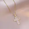 Colar Feminino Colorido Zircônia Joias Design de Nicho Pingente Cruz Completo em Diamante Colar Corrente de Clavícula em Aço Inoxidável