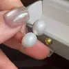 Pendientes de botón de perla redonda plana de plata de ley S925, estilo coreano, diseño simple de nicho, modernos y de alta gama para uso diario.