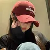 Boné de Baseball Estilo Americano Streetwear com Top Profundo Desgastado para Mulheres, Primavera e Verão, Versátil Vermelho para Circunferência Craniana Grande com Aba Curta