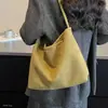Outono e Inverno Textura Coreana Japonesa Tricô Ombro Único Moda 2026 Bolsa Feminina Grande Capacidade Sensação Novo Veludo Mão Suede Tote
