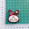 Nuevo Bordado de Tela de Dibujos Animados Fresa Rubor Conejo Colgante para Bolso DIY Pasador para el Cabello Sombrero Ropa Zapatos Accesorios