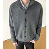 Retrô estilo japonês, estética "old money", cardigã de tricô com gola alta, cor sólida, design simples de botões, top suéter versátil e casual para homens