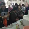 Rolo grande branco de pano de limpeza de bucha para limpeza de cozinha e lavagem de louça, vendido por metro em feiras e mercados