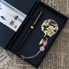 () Caja de Regalo con Marcapáginas Metálico para el Día del Maestro con Texto Grabado Estilo Chino, Presentando el Tema de las Enseñanzas de los Maestros Difundiéndose por el Mundo, Inspirada en los Productos Culturales y Creativos de la Ciudad Prohibida