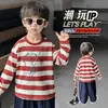 Camiseta listrada de manga comprida para meninos, estilo primavera e outono, camada base da moda para crianças, nova coleção 2026, top versátil para bebês, roupa de outono