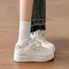 Tênis brancos femininos que aumentam a altura, estilo coreano, mocassins versáteis de sola grossa, nova coleção outono 2026, sapatos casuais incrivelmente estilosos