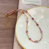 Collar con colgante de cachorro de piedra natural color rosa dopamina, cadena de clavícula de alta gama, accesorio para el cuello estilo festivo