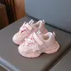 Tênis Feminino 2025 Verão Novo Antiderrapante Sola Grossa Calçados Infantis Casuais Versáteis Velcro Tênis de Corrida Masculino