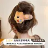 Um grampo de cabelo estiloso e versátil para mulheres, apresentando um design de bico de pato que não pressiona a parte de trás da cabeça, perfeito para criar penteados elegantes no outono e inverno.
