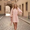 Vestido de algodão e linho estilo francês com manga de lanterna floral tridimensional, gola redonda, abotoamento simples, corte solto, acinturado, vestido curto para férias, multicolor