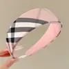 2026 Nuevo Estilo Diadema de Mujer Plisada de Ala Ancha Sensación de Alta Gama Cubre la Parte Superior del Cráneo Hace que la Cara se Vea Más Pequeña Cubre la Raya del Cabello Pinza para el Cabello Accesorio para el Cabello
