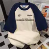 Camiseta de Manga Curta com Estampa de Letras e Design Color-Blocking da Nova Marca Tendência Verão 2026 Top Versátil Vintage