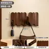 Exquisito perchero con forma de tecla de piano, montado en la pared para la entrada, el dormitorio o el armario, con un alto atractivo estético