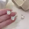 Pendientes Versátiles de Estilo Francés con Perlas Dulces y Temperamento de Nicho, con un Corazón Juvenil, Pendientes de Botón Simples y Compactos, Clip para Orejas sin Perforar