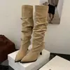 Botas de Salto Alto Bico Fino Cor Cáqui Longas de Montaria Femininas Outono/Inverno 2026 Novo Estilo Salto Fino Par Elegante com Casaco Botas Altas