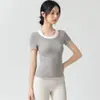 Camiseta de manga curta com babados, estilo two-piece falso, blusa base cropped justa, top de yoga com blocos de cor, gola redonda, modelagem que afina, para mulheres
