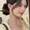Pendientes de CD estilo Chanel del mismo estilo de Wei Xue, pendientes de perlas delanteras y traseras, pendientes de perlas elegantes, ligeros y de lujo para mujer.