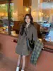 Traje corto acolchado grueso gris oscuro Ropa exterior de lana para mujer en otoño e invierno Nuevo estilo Ropa exterior de lana para un look estilizado