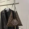 Bolsa de Ombro Retro com Tachas Nova Primavera 2026 Grande Capacidade Estilosa Bolsa de Mão da Moda Tendência para Garotas