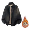 Jaqueta de couro com forro de fleece estilo americano, adequada para primavera e outono, casaco de inverno masculino com fleece adicional para aquecimento extra, design estiloso e descolado, gola alta, agasalho de inverno