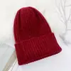 Gorro tejido grueso de invierno al por mayor suministro directo ins cuerpo ligero celebridad de internet gorro de lana simple moda gorro con forro polar para mujer
