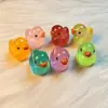 Famoso en Internet Luminoso en la Oscuridad Mini Colorido Grande Pato Juguete para Niños Coche Decoración DIY Hecho a Mano Resina Accesorios