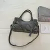 Nueva bolsa de motocicleta de nicho de Shuai Mi, elegante bolsa de hombro para debajo del brazo para mujer, bolsa de mano para el día a día con tachuelas de gran capacidad