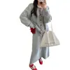 Jaqueta Suéter Macia e Cericosa para Mulheres no Outono e Inverno Novo Estilo Casual Peça Externa Cardigan Tricotado Preguiçoso Saia Meia Conjunto de Duas Peças