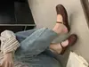 Sapatos de porco com sola reta e dedos divididos, bico coberto, meias-pantufas, sapatos femininos 2025 novo verão, slip-on francês, sapatos vermelhos