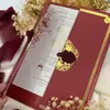 Convite de casamento capa dura abotoado estilo chinês com capa perolada bordô e padrões estampados em ouro, bilíngue em chinês e inglês