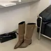 Botas estilo novo 2026 versátil moda salto interno de madeira bico fino trançado sapatos femininos cinza preto marrom para adultos