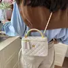 Mini caja exquisita de lujo ligero, bolso pequeño, bolsa de sobre rojo, bolso cruzado con cadena para mujer, nicho, sensación de alta gama
