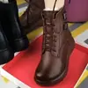 Botas de tornozelo femininas com sola grossa, nova coleção outono/inverno 2026, couro macio, estilosas, forradas com fleece para aquecimento, salto plataforma, casuais, versáteis, botas estilo Martin