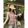 Foto real de un top sin mangas a cuadros retro de estilo coreano con bloques de color, cuello halter, hombros descubiertos para mujer, con un diseño elegante, tiras para ceñir la cintura y efecto adelgazante