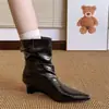 Botas de caballero de cuero suave, punta fina estilo británico, plisadas para mujer, colección otoño 2026, botines con tacón de cuña, diseño de moda y un look moderno fruncido