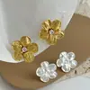 Diseño texturizado Pendientes de flor de primavera con circonita Oro real electrochapado Retro Lujo ligero Moda Tendencia Pendientes versátiles para mujer