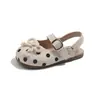 Sandálias Fechadas Elegantes com Bolinhas para Meninas 2026 Novo Estilo de Verão Sapatos de Princesa com Laço, Solado Macio e Calcanhar Aberto